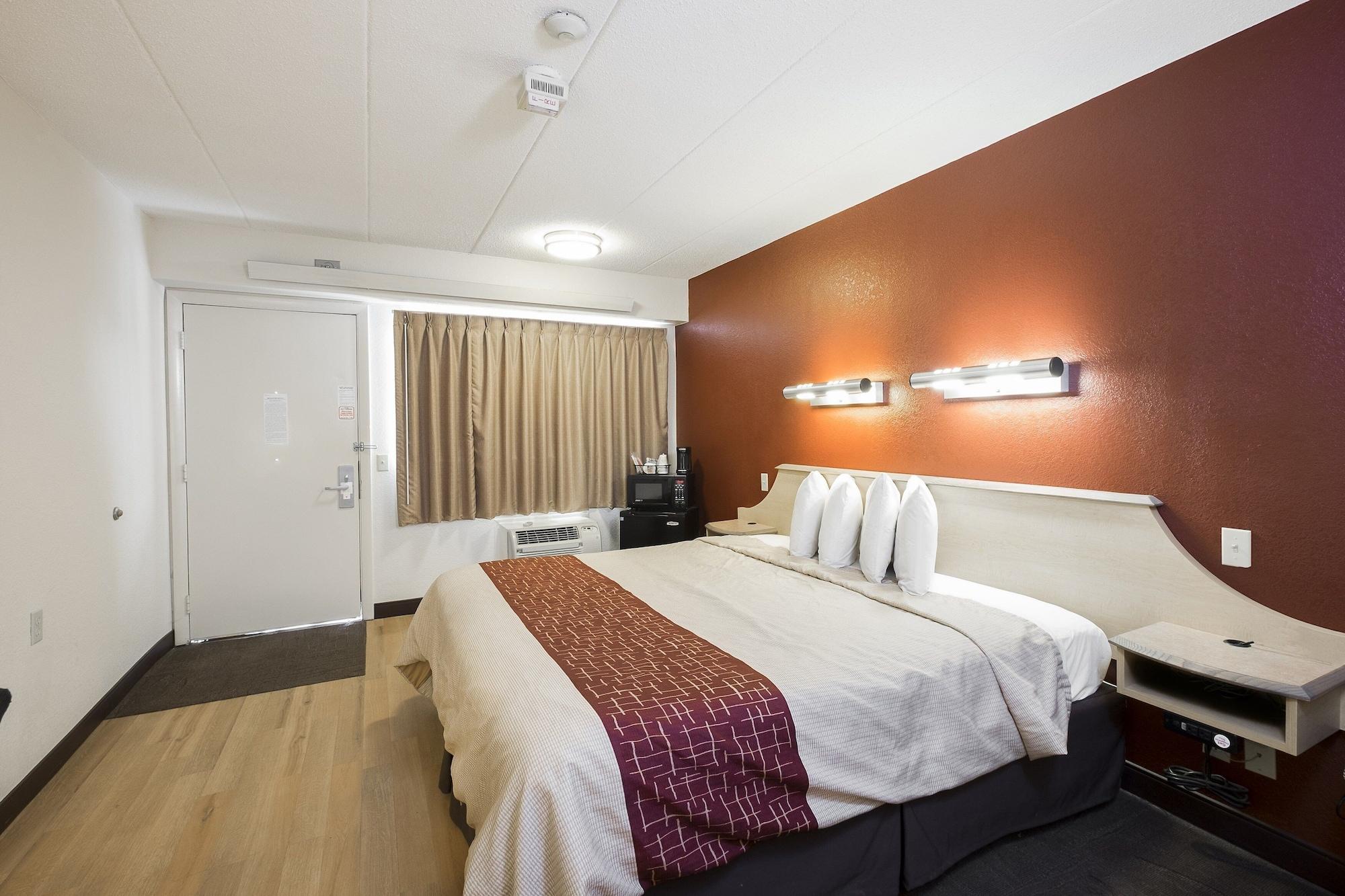 Red Roof Inn Detroit Metro Airport - Белвил Екстериор снимка