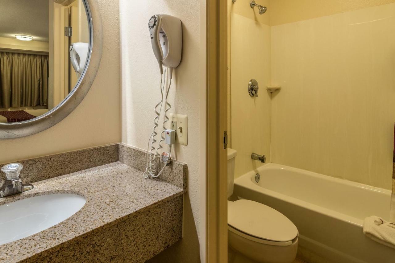 Red Roof Inn Detroit Metro Airport - Белвил Екстериор снимка